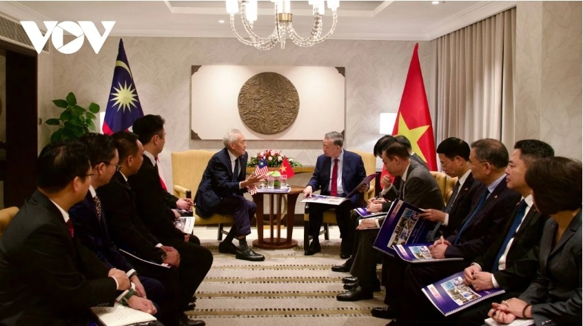 Party chief receives leaders of major Malaysian groups, inaugurates Hanoi - Kuala Lumpur air route